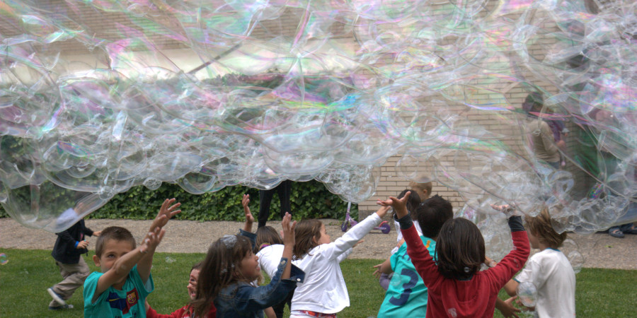 Espectacle de bombolles gegants per a tots els publics